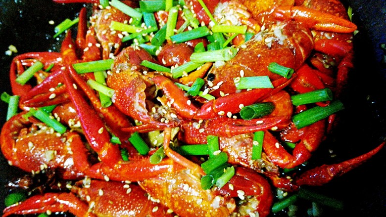 蒜香小龙虾,加入<a style='color:red;display:inline-block;' href='/shicai/ 141911'>熟白芝麻</a>,葱花即可装盘👏👏👏👏👏