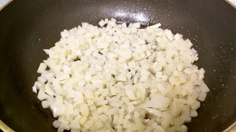 酸笋炒肉沫,再热一点油,倒入酸笋丁,加1小勺盐、2小勺白糖,翻炒一下,盛起。