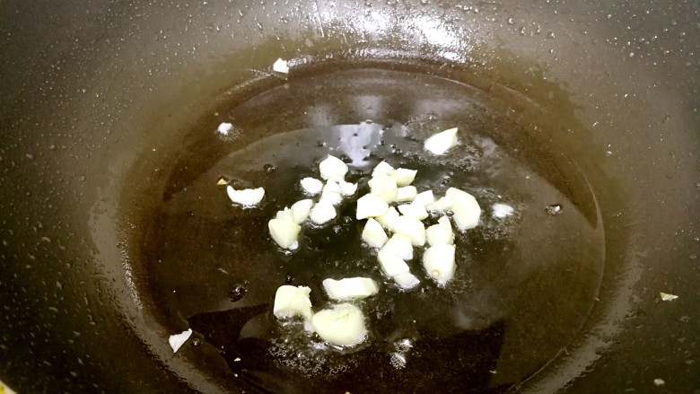 酸笋炒肉沫,利用锅里余油,爆香蒜丁。