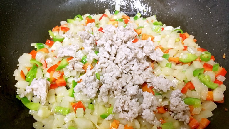 酸笋炒肉沫,倒入酸笋和肉沫,翻炒一下。