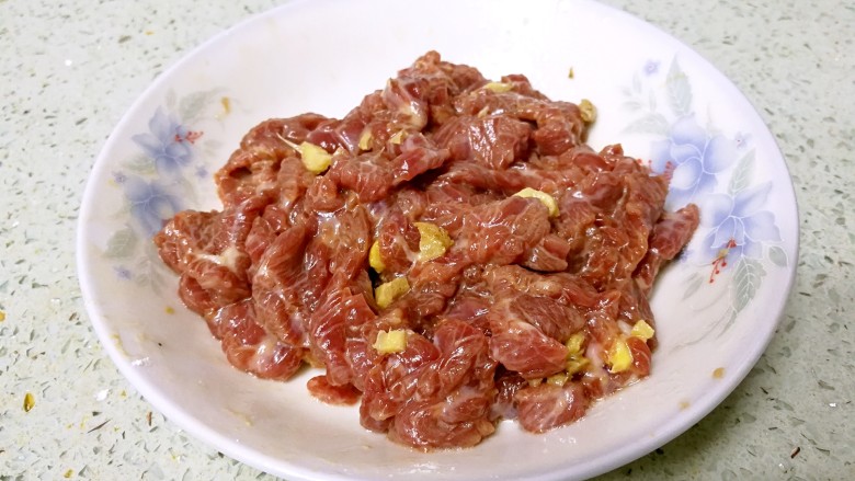 番茄炒牛肉,加入姜末、1小勺盐、1小勺白糖、3小勺生粉、1勺生抽、1勺食油,拌匀,静置一会儿。