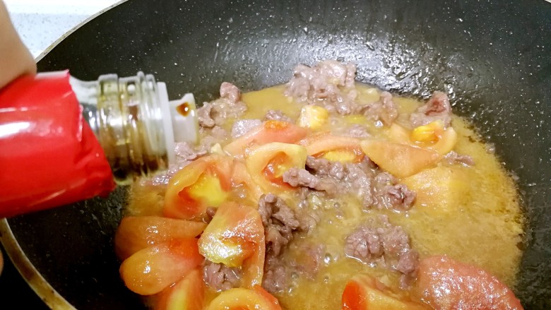 番茄炒牛肉,最后淋入一点生抽,翻炒均匀。