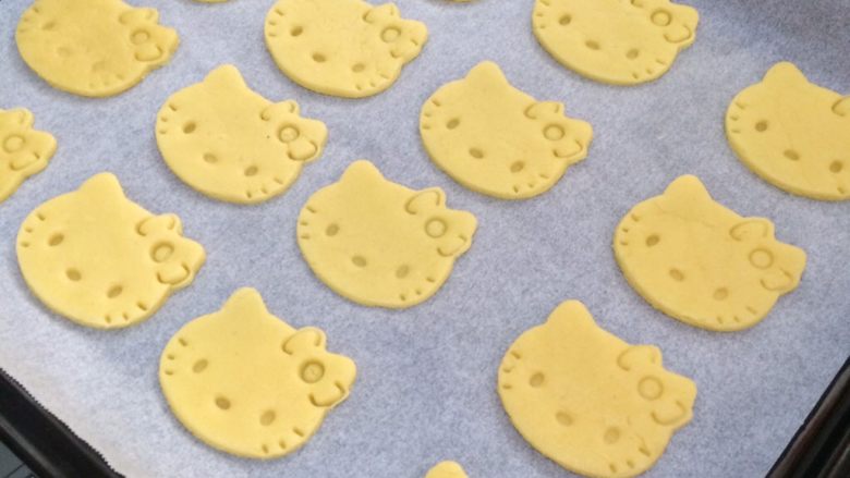 hellokitty饼干,一一摆入烤盘上,记得垫上油纸。