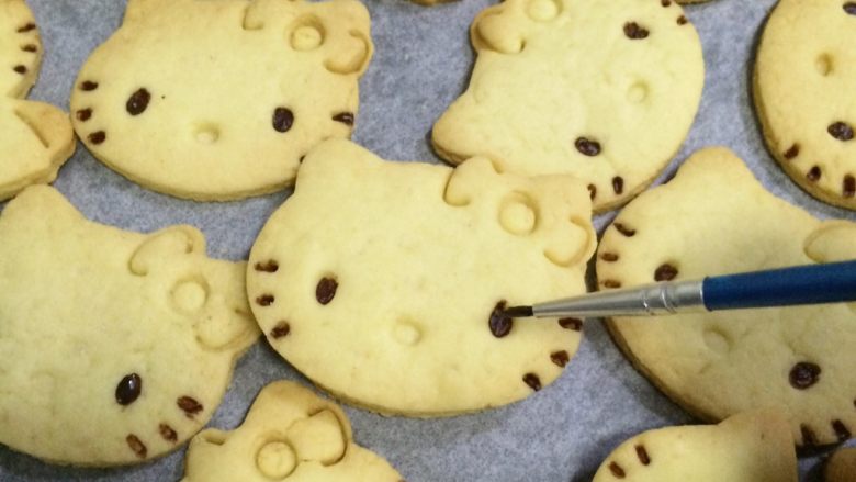 hellokitty饼干,用画笔沾上黑巧克力,给kitty猫饼干画上眼睛。