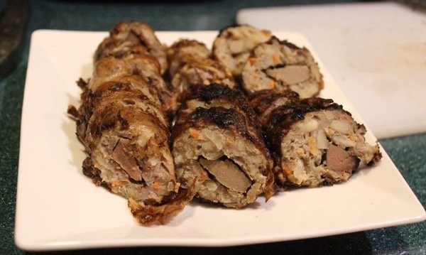 鸡卷,这鸡卷非常好吃，荸荠让鸡卷清爽不腻带着微脆口感，中间的猪肝是我家的传统，也是这鸡卷的灵魂。好吃！
