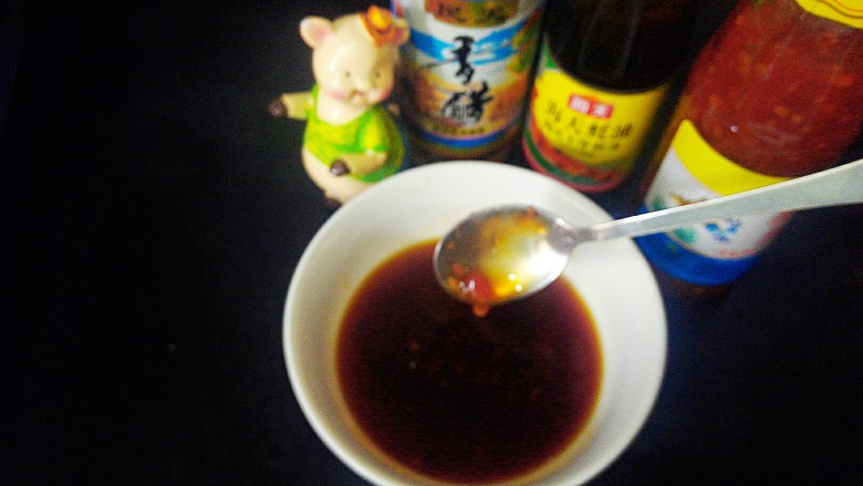 爆炒牛肉片,方子上写的勺子就是这样的小勺量来调,调味料配好最后加适量清水,搅匀。