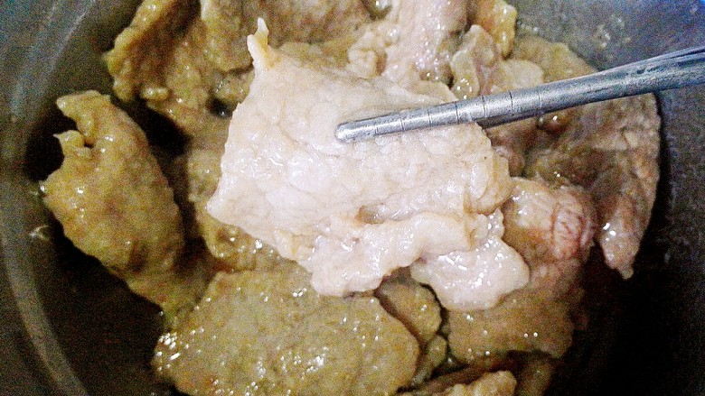 爆炒牛肉片,起油锅,把腌制好的牛肉片炒至约七分熟加点醋,拿出来备用。