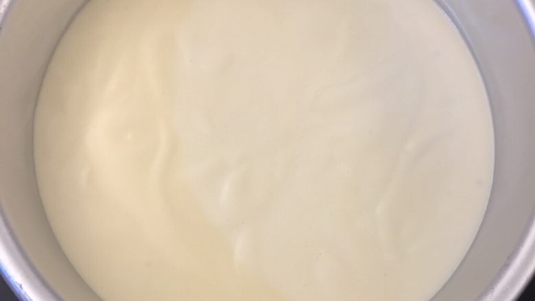 Fluff棉花糖蓝莓慕斯蛋糕, 把面糊倒入六寸模中,刮平一下,轻震几下,消除一些大气泡,这个动作千万不能省略。放进预热好的烤箱中下层,140度烤大约40分钟,也有人150度烤30分钟,这个看个人烤箱去把握。