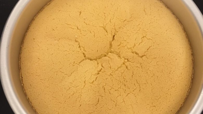Fluff棉花糖蓝莓慕斯蛋糕, 出炉后在高处摔几下抖出热气防止回缩,倒扣到烤网上,冷却后脱模。有小小的开裂属于正常现象,不必介意。