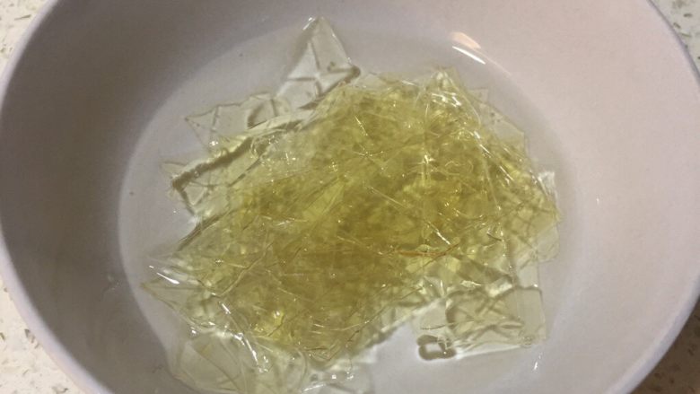 Fluff棉花糖蓝莓慕斯蛋糕, 再将泡好的吉利丁片滤去水分隔水溶化。
