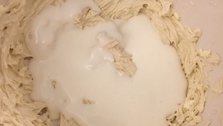 Fluff棉花糖蓝莓慕斯蛋糕, 变软后加入酸奶继续低速搅拌,用刮刀刮边混匀。