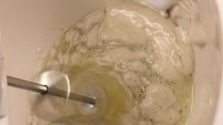 Fluff棉花糖蓝莓慕斯蛋糕, 打发蛋清,在蛋清中加入fluff棉花糖(棉花糖在上面有做初步介绍)因为是焦糖味的棉花糖,感觉有点甜,所以份量减少了。甜度看各人喜好,我喜欢偏甜点,所以不喜欢甜的可以酌情减少。