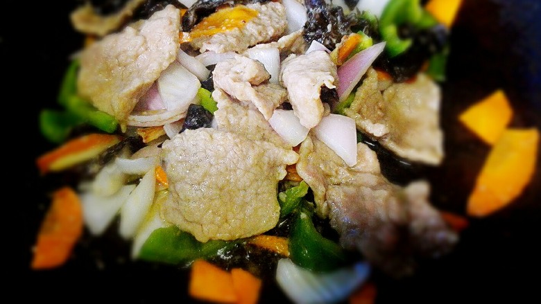 爆炒牛肉片,倒入牛肉片,继续翻炒。