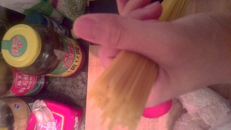 番茄辣酱意面,锅里放水烧沸 放一小勺盐 滴几滴油 虎口攥紧差不多一人份的意面放入锅里 等它自己下滑完全侵入水里 再用筷子时不时拨弄一下 以防止粘粘 根据意面袋上提示煮几分钟就煮几分钟 口感就是刚好 