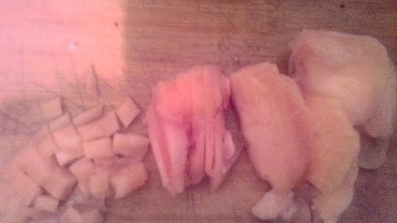 番茄辣酱意面,鸡胸肉也切成丁