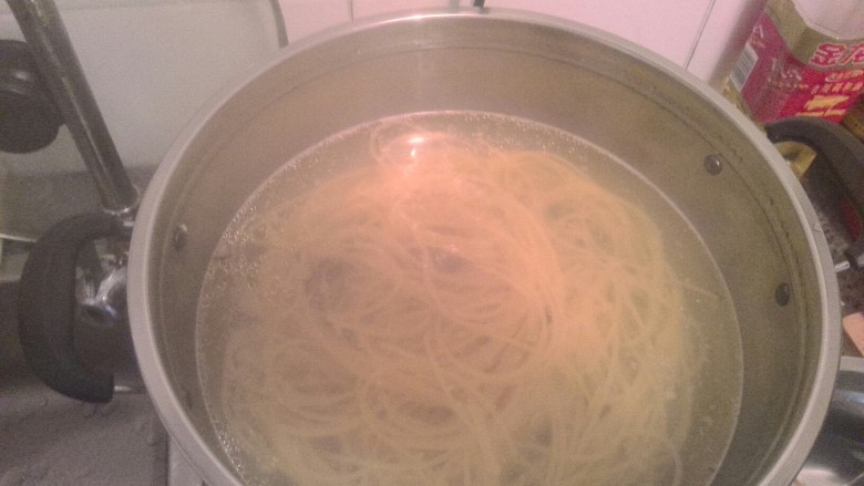 番茄辣酱意面,一边切菜一边时不时盯下面