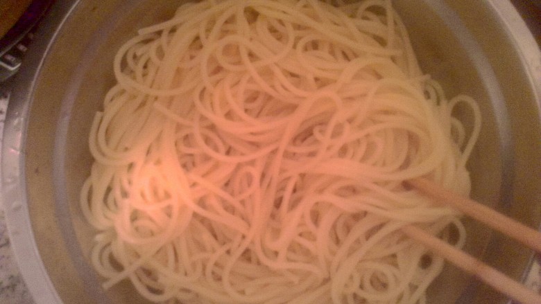 番茄辣酱意面,面好了捞出来沥干水分 放入适量橄榄油或一点点香油 防止粘黏 