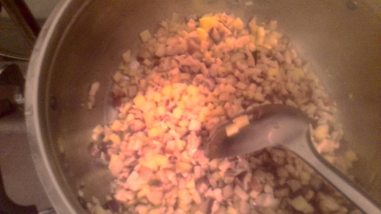 番茄辣酱意面,香菇土豆依次下进去煸炒数下