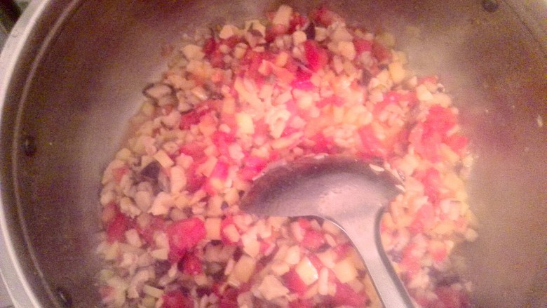 番茄辣酱意面,下去番茄炒至出汤汁