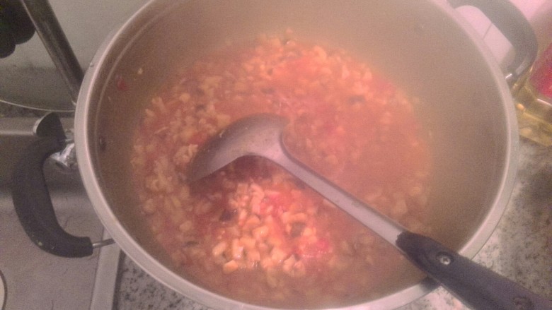 番茄辣酱意面,下去<a style='color:red;display:inline-block;' href='/shicai/ 699'>番茄酱</a>和辣酱添一点水炖5分钟 汤汁变少了快速翻炒几下 尝下味道放入适量盐 <a style='color:red;display:inline-block;' href='/shicai/ 720'>胡椒粉</a> 留些汤汁出锅