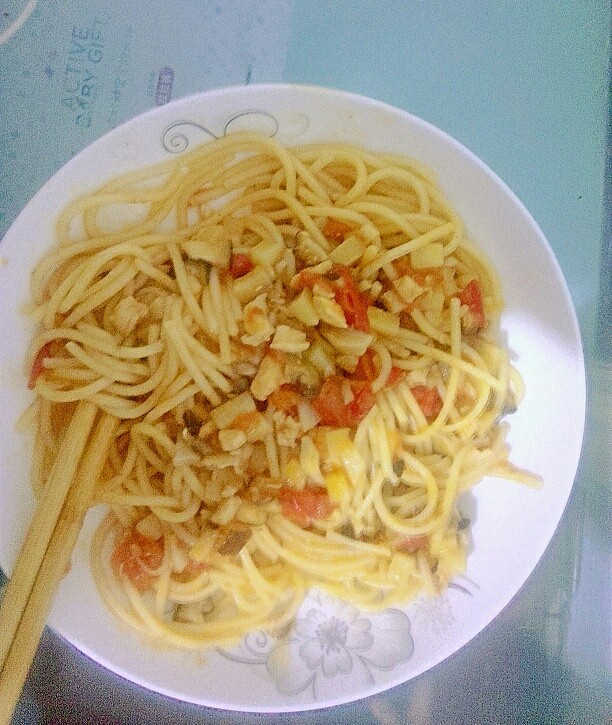 番茄辣酱意面,和面一起拌一拌或把面直接到入锅里翻炒几下使酱汁裹住面 开动啦