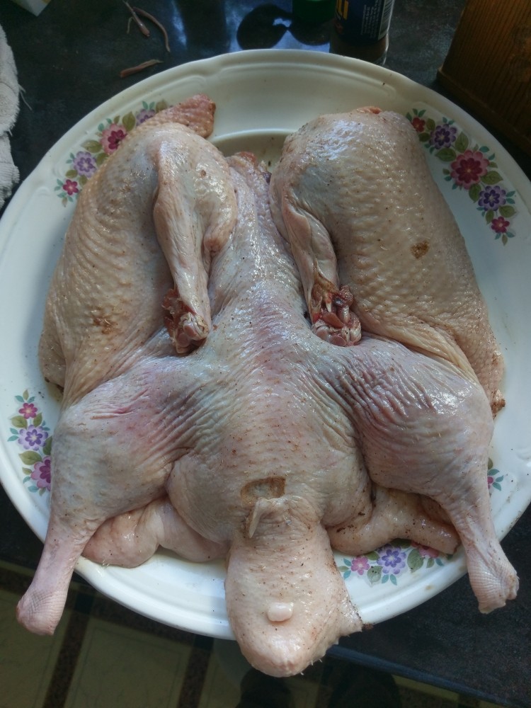 家庭烤箱版烧鸭,腌制至少两小时,一是为了入味,更重要是为了风干表皮。