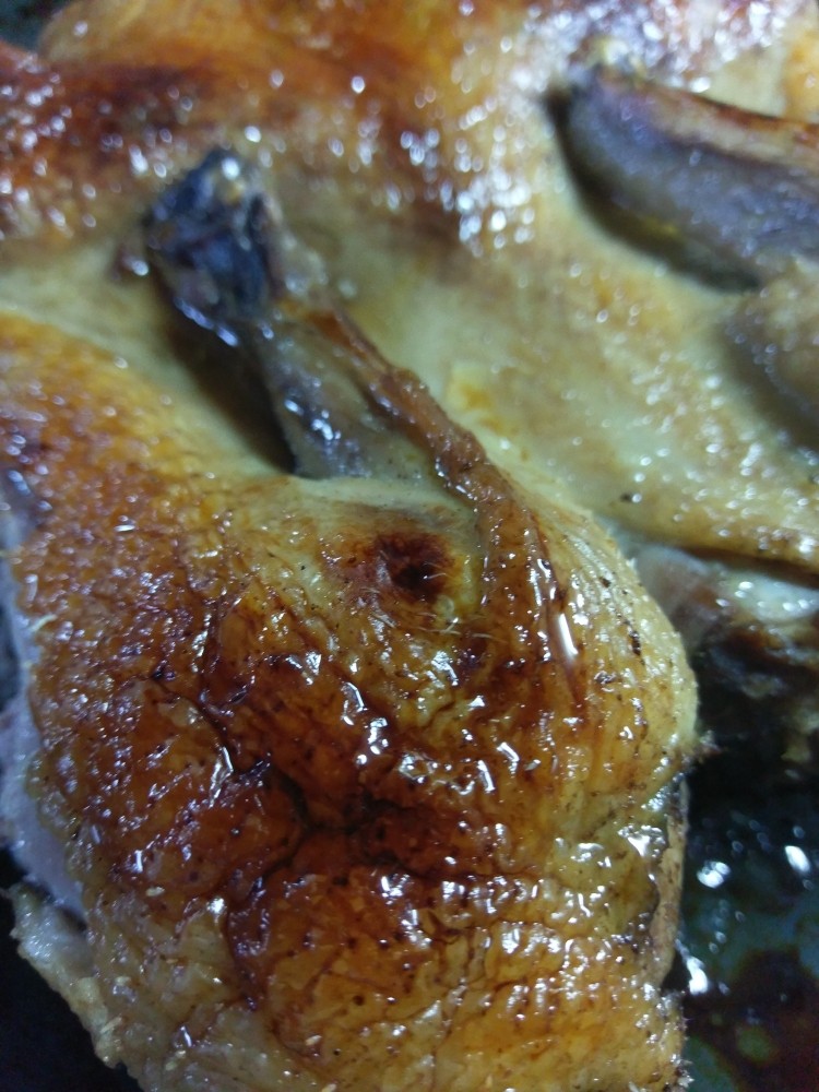 家庭烤箱版烧鸭,烤箱预热200度,把抹好蜂蜜的鸭子放回烤箱,中上层,约烤15分钟,主要是看颜色,到金红色就可以了。