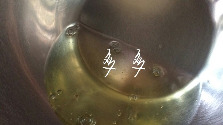 fulff棉花糖之巧克力淋面蛋糕,干净无水无油的蛋糊里分好蛋白,分次加入fulff棉花糖