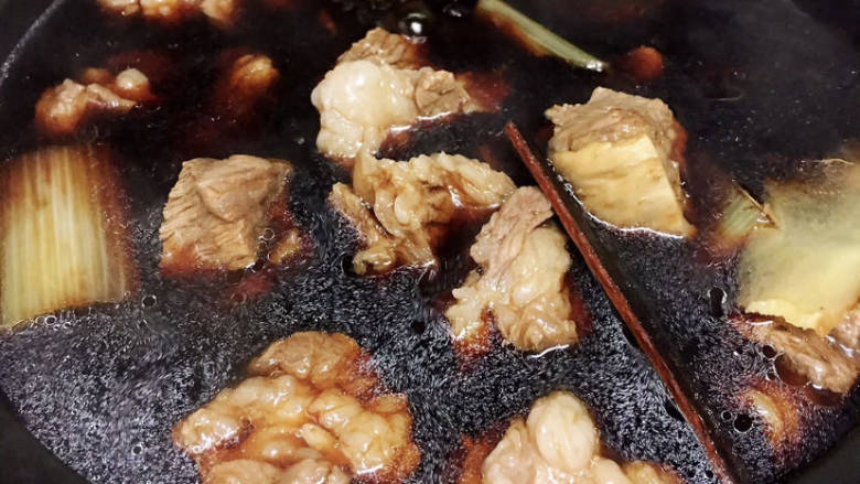 红焖牛肉煲,然后加入热水,一定要加入热水,一起倒入电压力锅中,加入适量盐,选择肉类的档位开始压制。