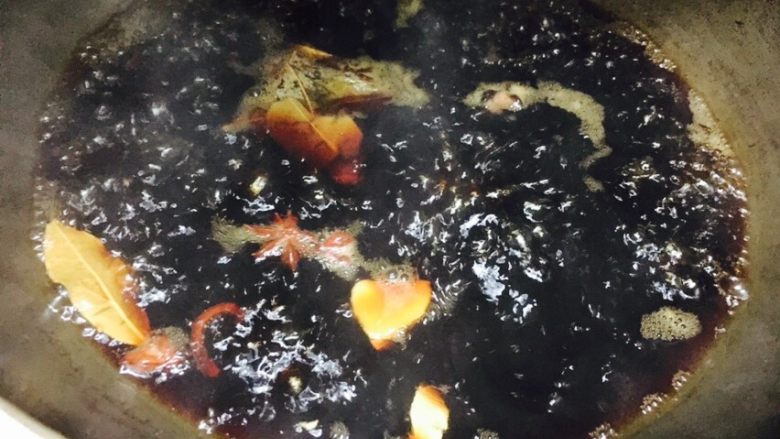 酱牛肉,把香料加入锅中,放入两勺老抽,煮个五分钟