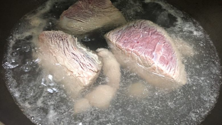 酱牛肉,放入牛肉煮煮去血水