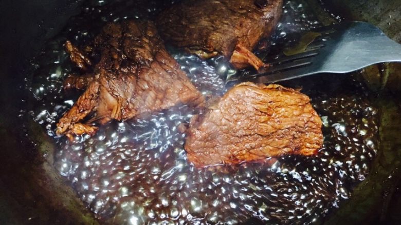 酱牛肉,快速的翻炒,千万可别糊了
