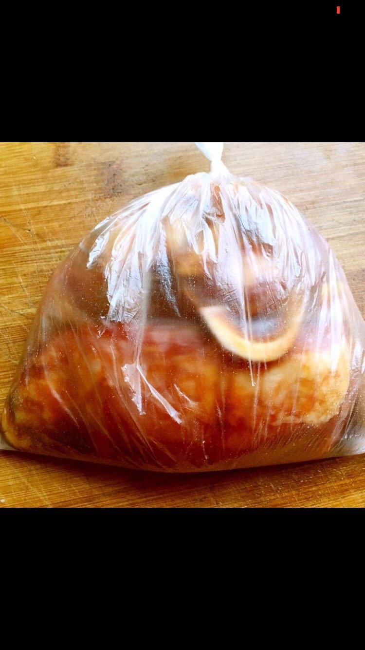 蜜汁烤肉,把猪肉和各种调料汁一起倒入保鲜袋中,扎紧袋口,按摩五分钟,促使酱汁更加入味。然后放入冰箱冷藏24小时。