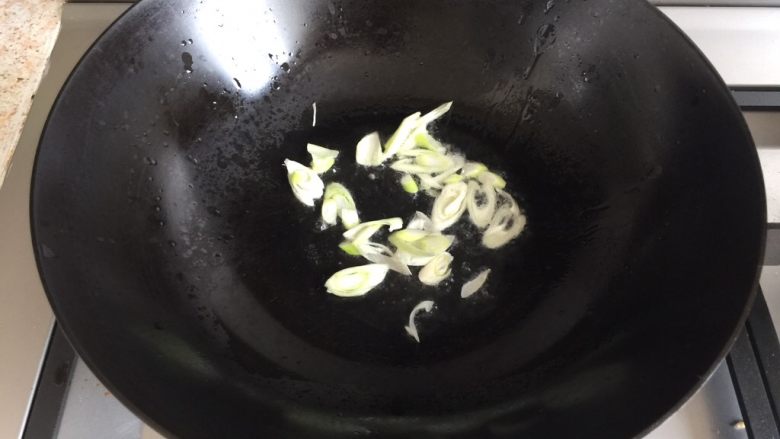 西红柿鸡蛋面片汤,炒锅加热放入适量的植物油,放入葱花爆香