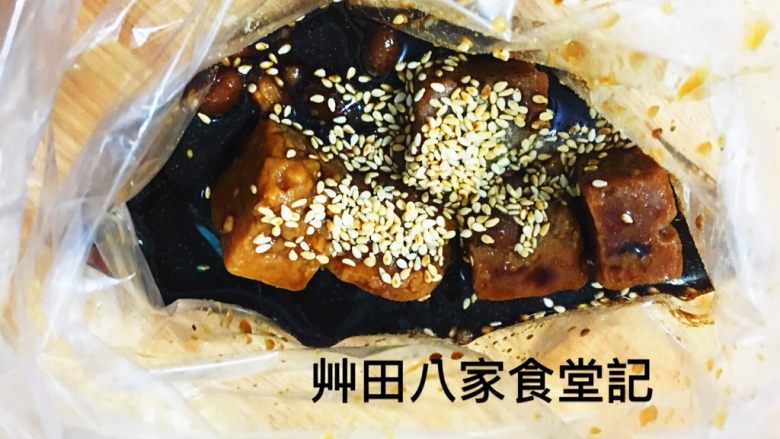 台灣府城道地小吃豆乳雞,將所有醃料放入塑膠袋中