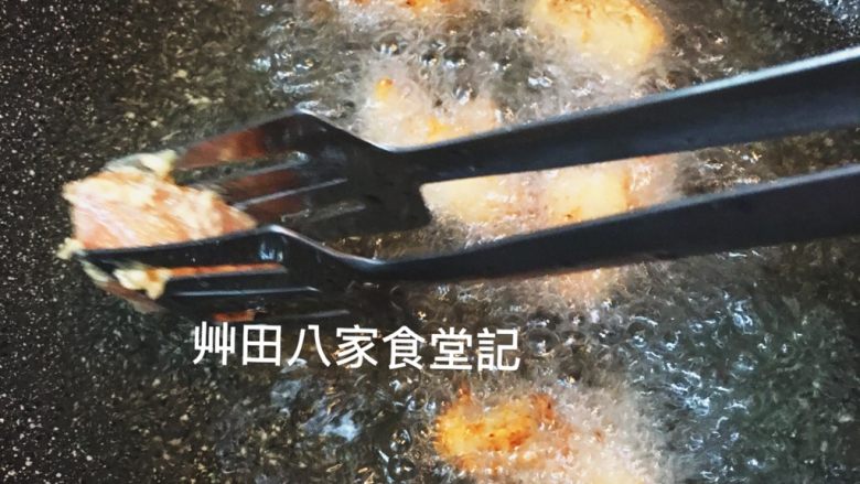台灣府城道地小吃豆乳雞,依序將醃製好的豆乳雞放入油鍋內(轉中小火)