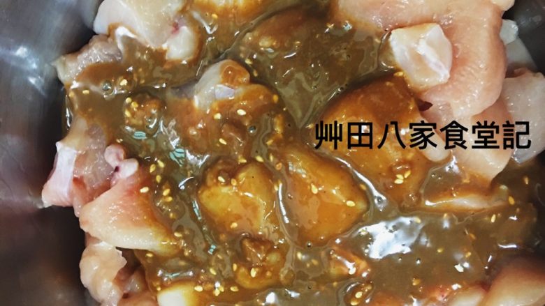台灣府城道地小吃豆乳雞,將步驟2混勻的醃料倒入切好的雞肉塊中(大小約2*2公分)