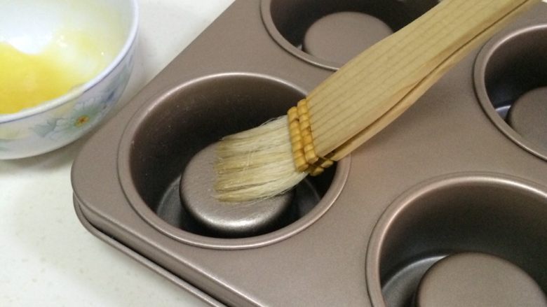 奶油水果蛋糕杯,给模具刷上脱模膏。(脱模膏配方:中粉16克,黄油31克,<a style='color:red;display:inline-block;' href='/shicai/ 140122'>玉米油</a>31克,此三种材料混合搅匀即可)