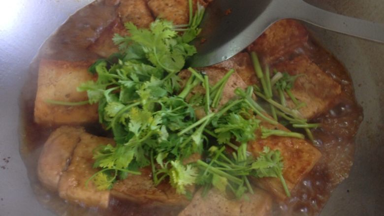 紹興燒豆腐,放入燒豆腐內,加入少許醬油燜拌一下