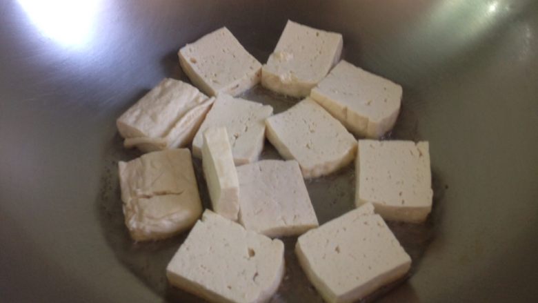 紹興燒豆腐,熱油鍋後,豆腐稍微紙巾擦乾再下鍋避免油濺