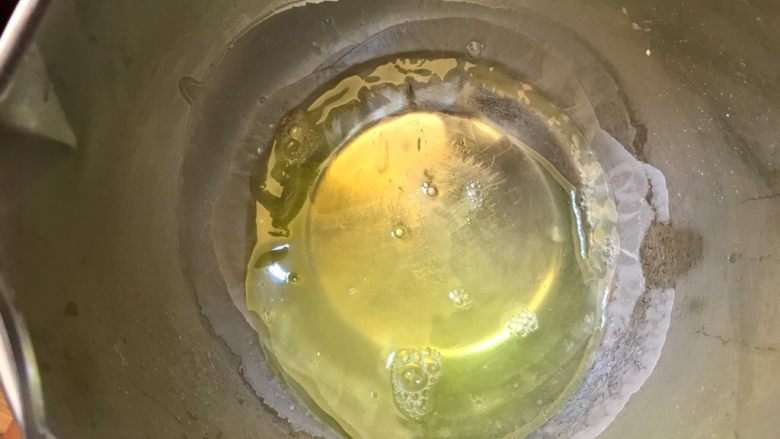 木糖醇版《海苔肉松戚风蛋糕》【蛋糕篇】,蛋白拿出来,看看,我家的冷冻还是很给力的,蛋白周边已经结冰了!