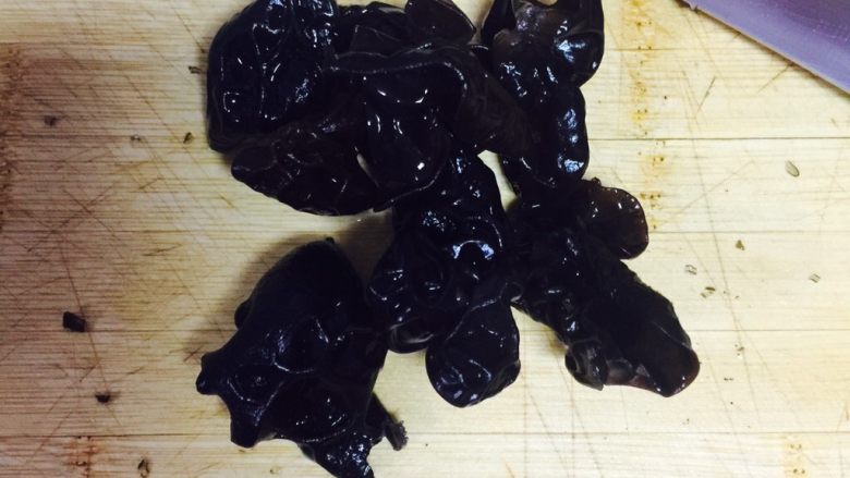 韭菜鸡蛋饺子,泡发的<a style='color:red;display:inline-block;' href='/shicai/ 233'>木耳</a>切碎。