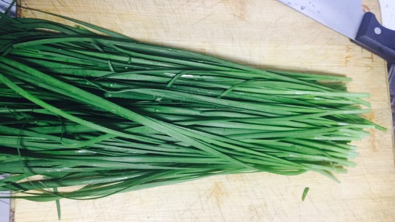 韭菜鸡蛋饺子,自己家种的，无公害蔬菜，现拔现做，新鲜看得见。