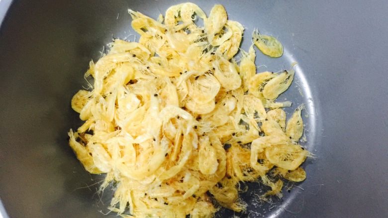 韭菜鸡蛋饺子,抓了一把，喜欢多加点，提鲜的。