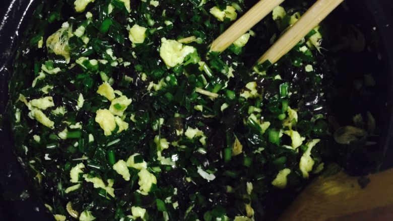 韭菜鸡蛋饺子,所有的材料混一起拌一拌。口味随自己喜好调，不要怕，这是全素的馅儿，完全可以尝一尝咸淡。