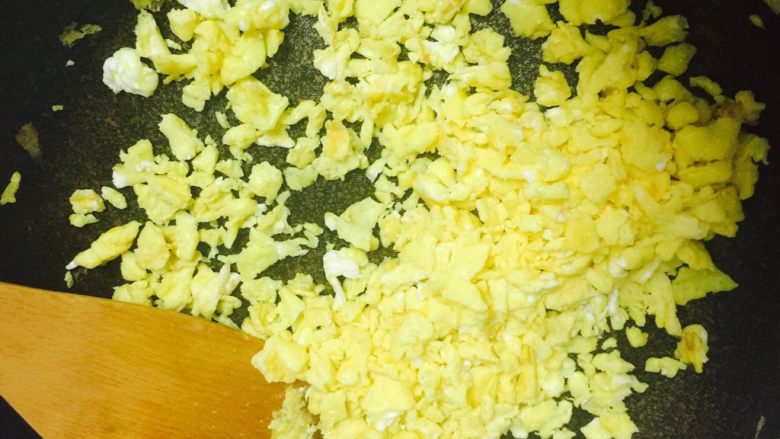 韭菜鸡蛋饺子,先在蛋液里加点盐，平底锅热油摊蛋饼，原来是蛋饼拿出来切碎，这次发现在锅里捣碎方便省事儿。