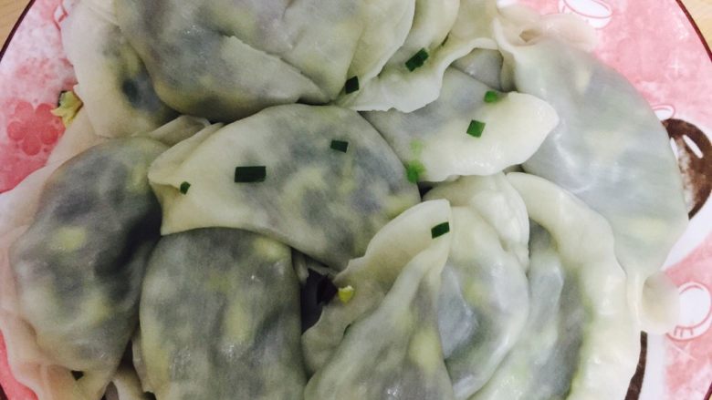 韭菜鸡蛋饺子,煮破了一个，所以馅儿漏出来了点，不过饺子汤就更好喝了。