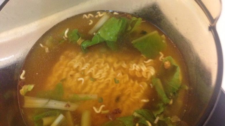 韓式辛拉麵,將蔬菜墊底,上方放入麵條