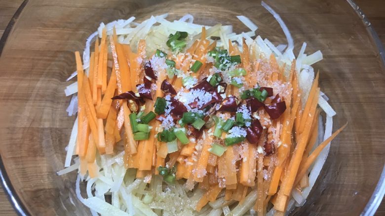 凉拌酸辣土豆丝,把之前准备的调料倒入碗中