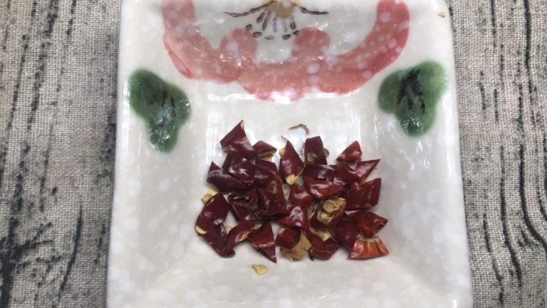 凉拌酸辣土豆丝,干辣椒末